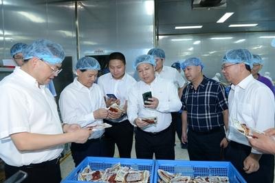 省(sheng)市場監管局(ju)黨委(wei)書(shu)記(ji)、局(ju)長(chang)章根明壹行蒞(li)臨我縣開展市場調(tiao)研工(gong)作(zuo)