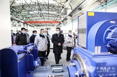 丹(dan)東(dong)市(shi)委書(shu)記裴(pei)偉東(dong)調研(yan)曙光(guang)汽(qi)車集(ji)團車橋工(gong)廠(chang)復(fu)工(gong)復(fu)產(chan)工(gong)作(zuo)