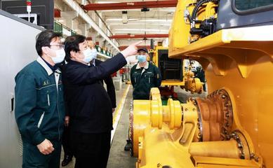 譚(tan)旭光深入(ru)山(shan)東濟(ji)寧企業(ye)開(kai)展市場調(tiao)研，助(zhu)力(li)區(qu)域(yu)經(jing)濟(ji)發(fa)展