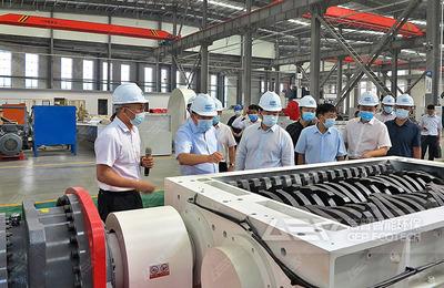 新(xin)鄉(xiang)市(shi)市(shi)長魏建(jian)平(ping)壹(yi)行(xing)蒞臨(lin)潔普智能(neng)環保裝(zhuang)備生(sheng)產(chan)基地開展(zhan)市(shi)場(chang)調(tiao)研